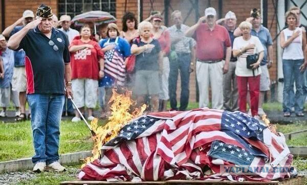 Американские сепаратисты сожгли флаги США