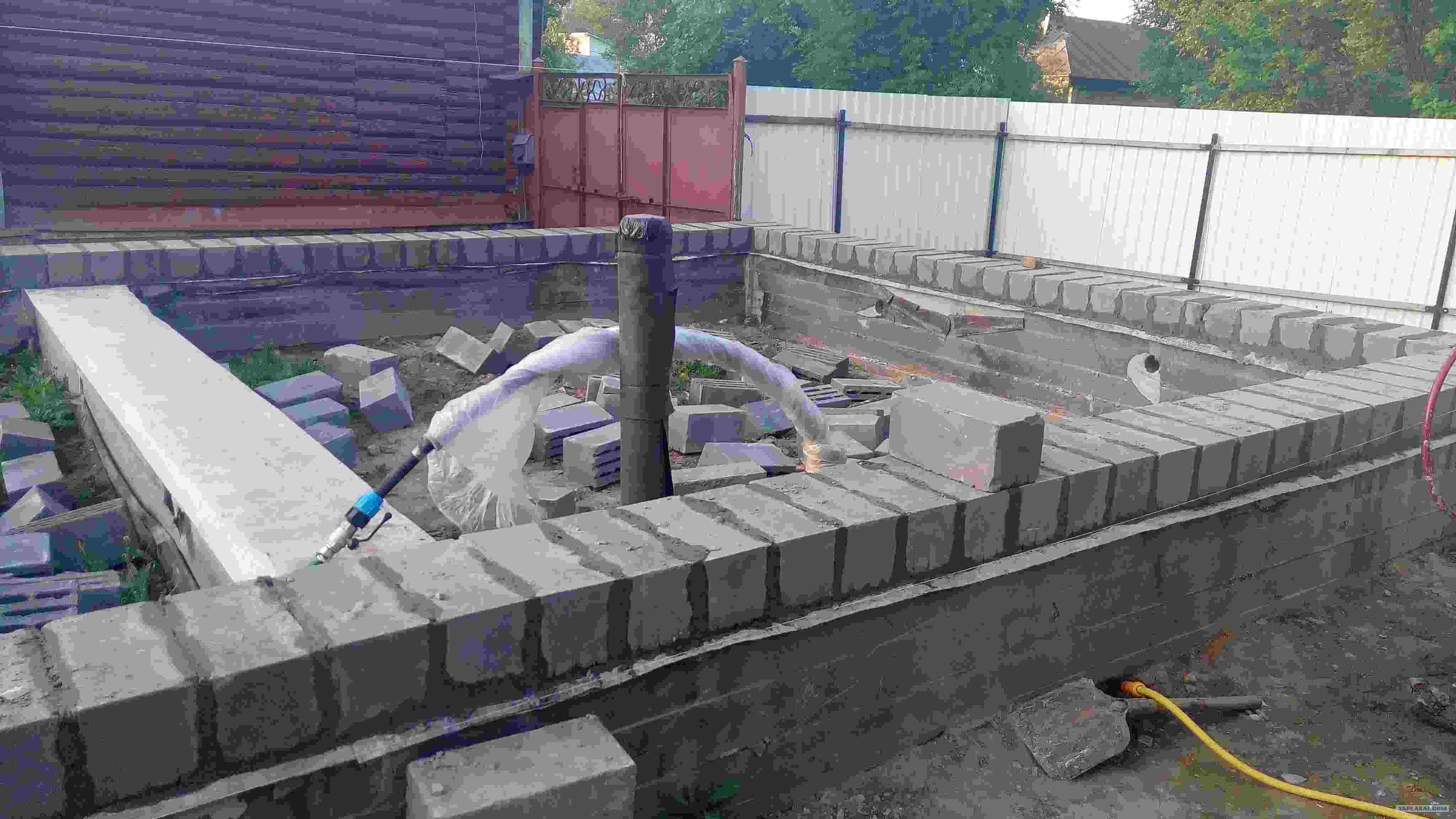 Дробится рваный цоколь. Дымовский гранит отлив. Каменная лапша. Дробится рваный цоколь. Облицовка цоколя дагестанским камнем.