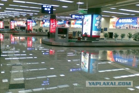 Китайский аэропорт превратился в... бассейн!