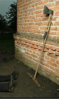 В Томске рабочий с напарником «подрубил» себе лестницу дорожным знаком, который сам демонтировал.