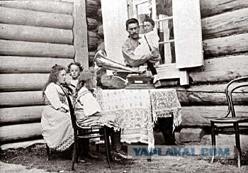 Россияне должны отказаться от «умных» колонок, а пылесосы с камерами заменить на веники и швабры
