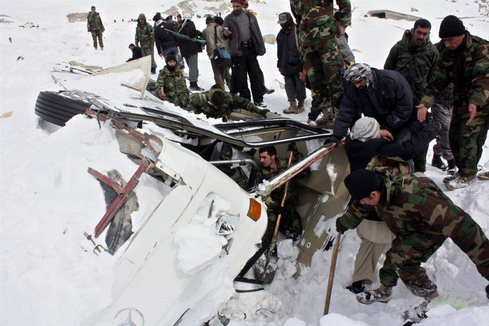 1 января 24 28. Лавина в Афганистане 2015. Снежная буря в Афганистане в 2008 году. Сход лавины Афганистан.