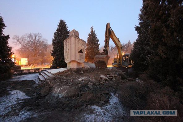 Снос памятника Благодарности и Братства