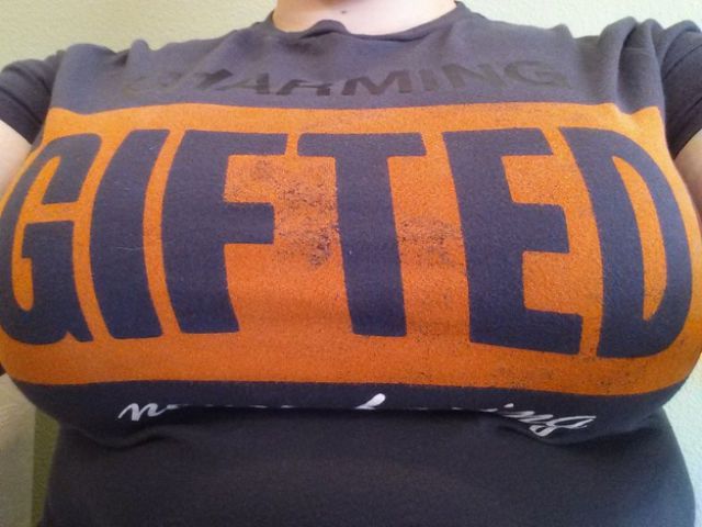 Нешуточные проблемы девушек с большой грудью.