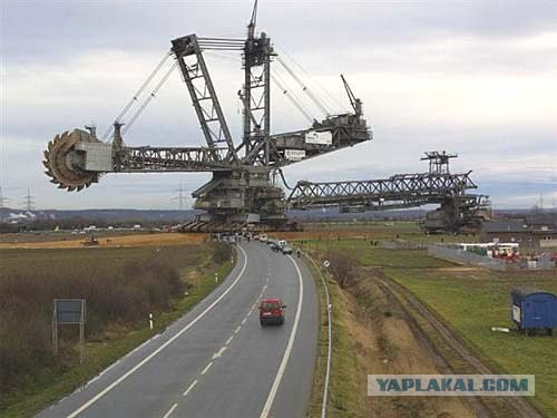 Мужик увяз в грязи