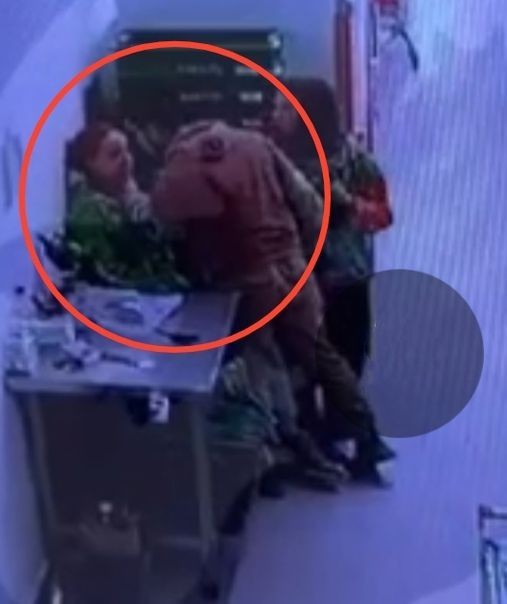 В Нижневартовске местный парень зарезал таджика, который домогался до его девушки
