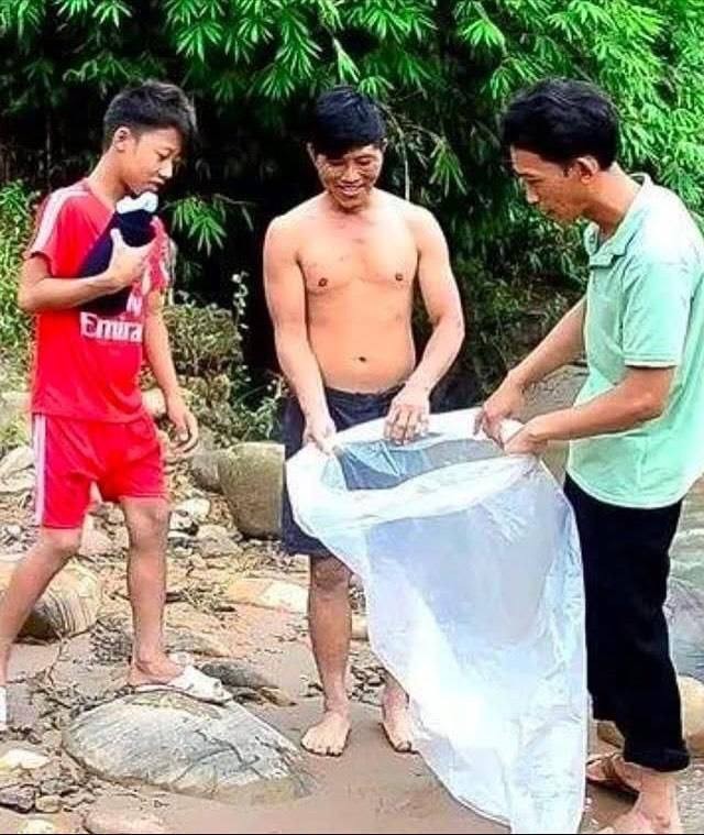 Во Вьетнаме родители отправляют своих детей в школу в полиэтиленовых пакетах