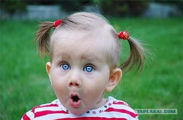 Девушка в сером пальто