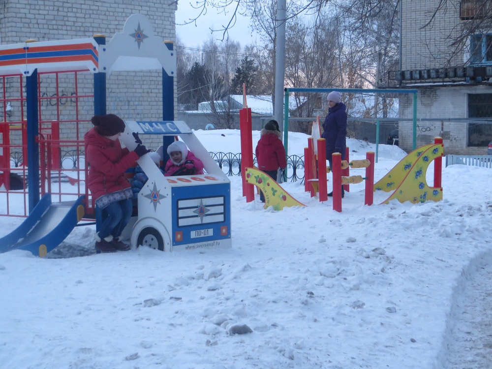 Детский сад снежок. Лабиринт из снега в детском саду. Детские садики реж. Корабль из снега в детском саду. ПДД на снегу в детском саду.