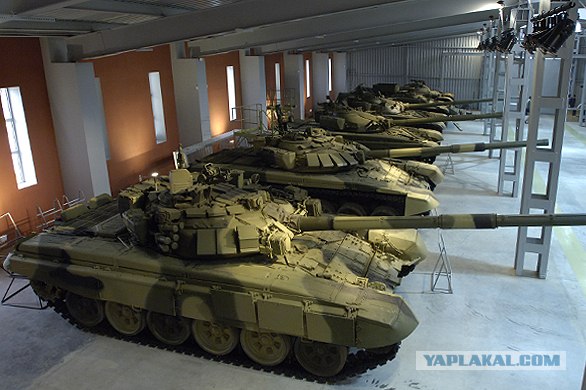 Танк на трассе