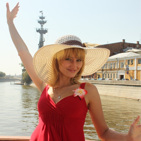 Дамы в шляпках и купальниках