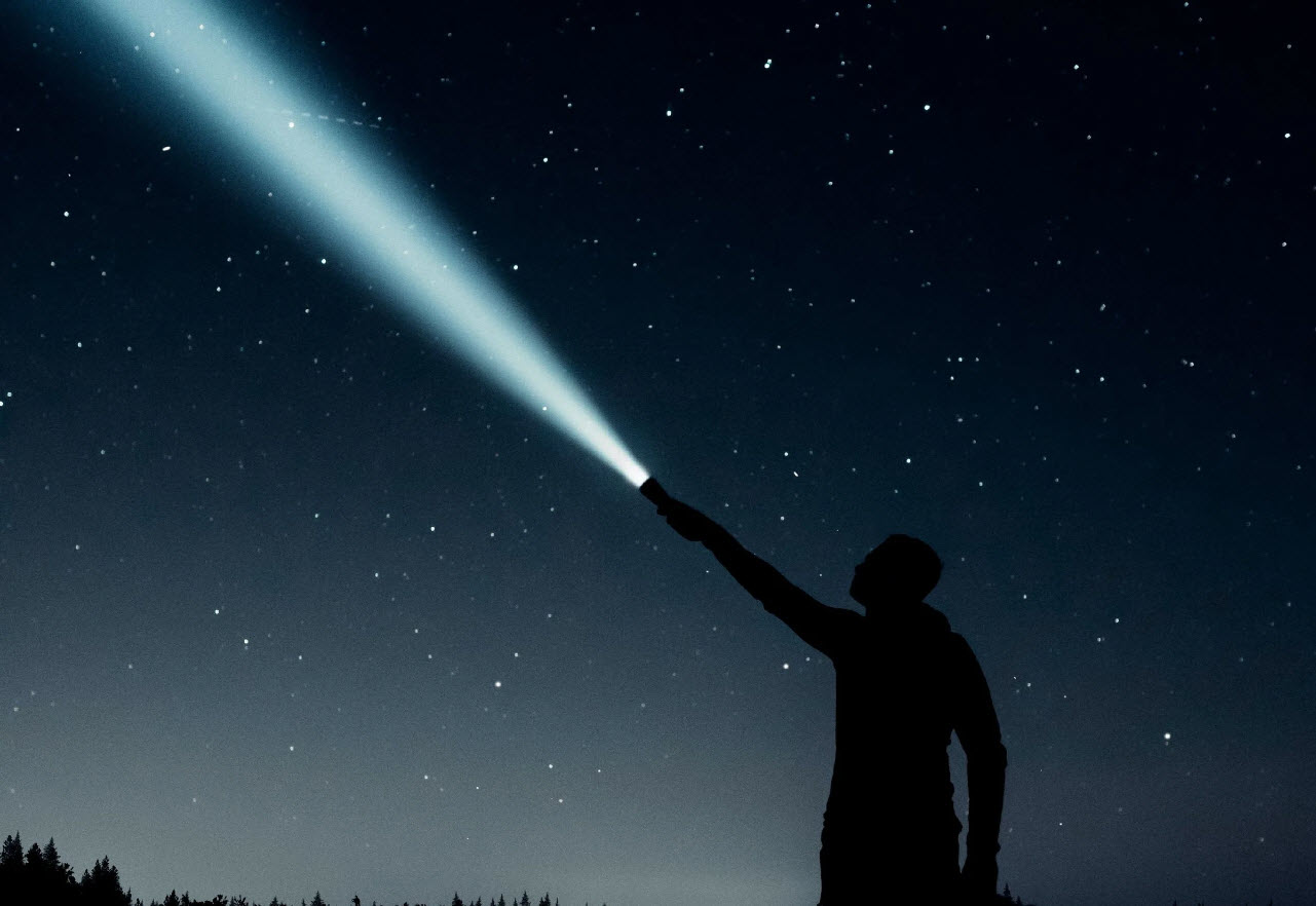Человек в луче света. Человек с фонариком. Мальчик в темноте. Люди светят фонариками. Фонарик в ночи.