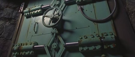 Девушка нашла заброшенный бункер