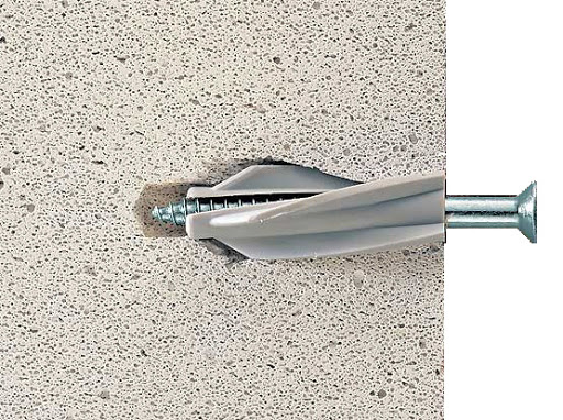 Кадры установки второй временной опоры ЛЭП с помощью вертолёта под Мурманском.