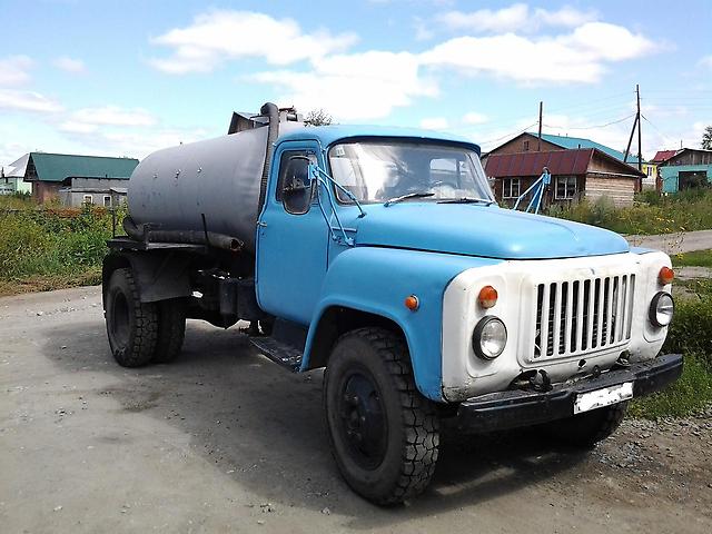 Дети пришли смотреть мусоровоз