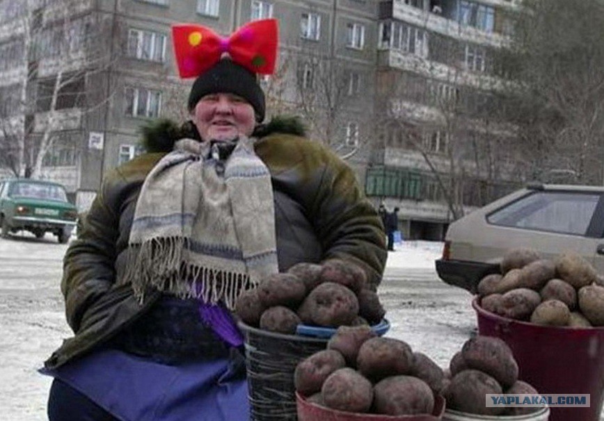 Человек держит картошку. Несет мешок картошки. Мешок с зерном. Женщина с мешком картошки. Мешок картошки.