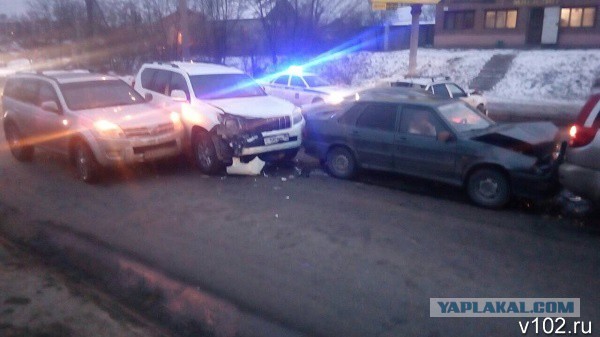 В Волгограде федеральный судья на внедорожнике «собрала» четыре машины на перекрестке