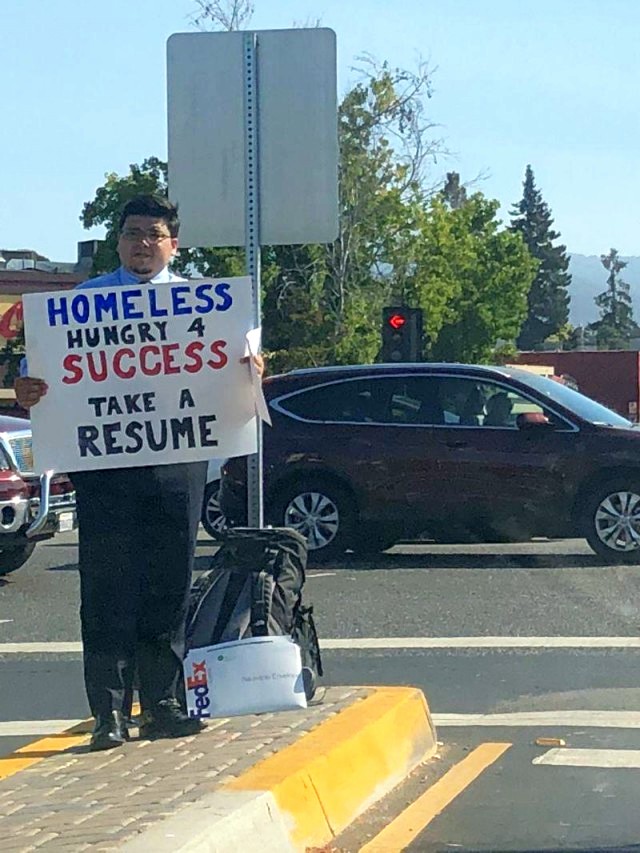 Реалии Силиконовой долины: бездомный программист раздает на улице свое резюме