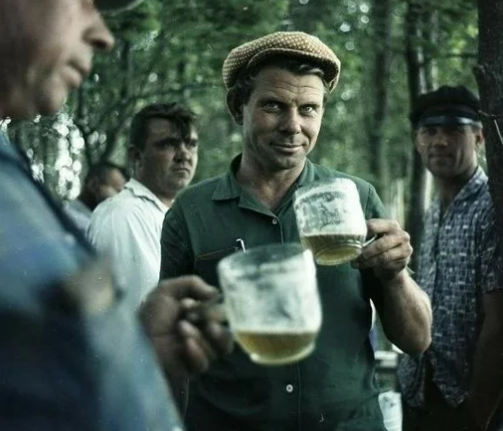 Сколько стоило пиво в СССР, если перевести на наши деньги: когда пиво было дешевле?