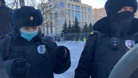 В управлении МВД по Москве оправдали заклеивающих жетоны полицейских