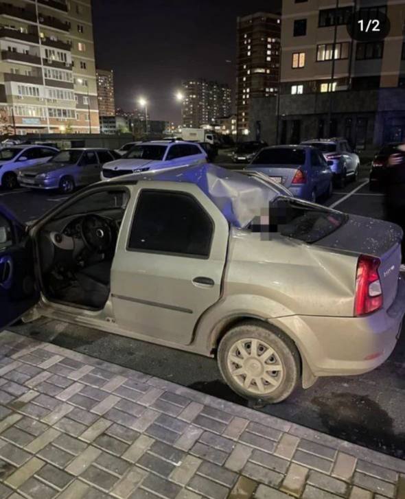 Под юбкй у этой женщины не было трусиков пока парнеь снимал ее на камеру