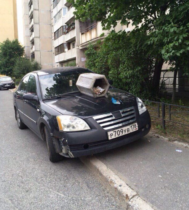 Очередное наглое хамство при парковке. Один уехал, другой встал. И конца этому нет