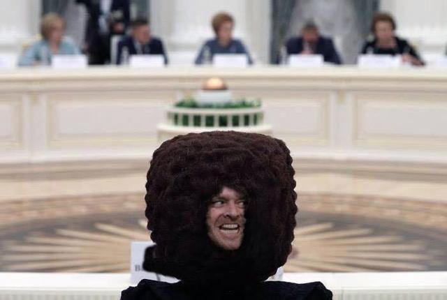 Сенаторша с вороньим гнездом на голове покидает Совет Федерации