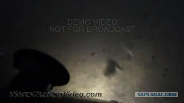 Американцы сняли видео с эпицентра торнадо