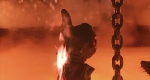 Сталевар голой рукой разбивает ручей расплавленного металла