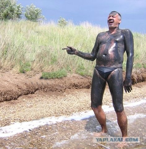 Фотожаба: Пляжники у нефтяного танкера