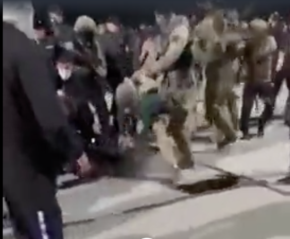 Армейский спецназ раздаёт пи@дюлей упоротым протестунам в Махачкале.