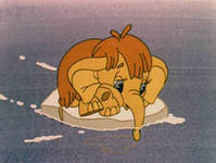 Слоненок впервые попробовал море