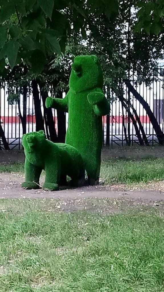 По ночам неизвестные делают экстравагантную расстановку скульптур