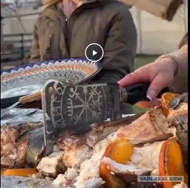 Девчонки рыбку готовят