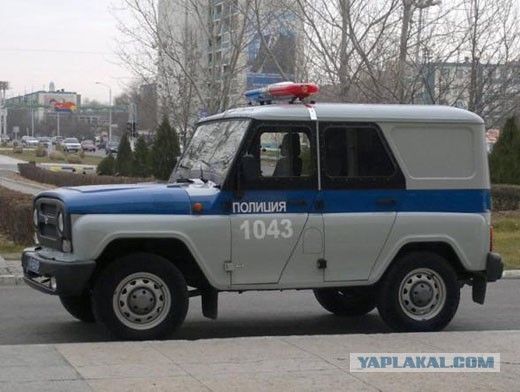 Дети пришли смотреть мусоровоз