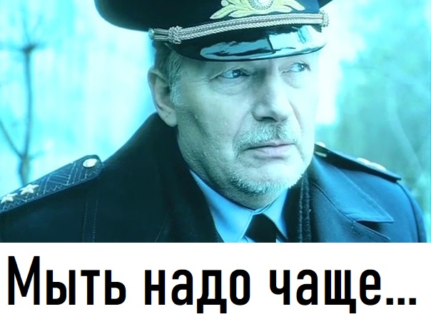 Помощник продавца весь в работе