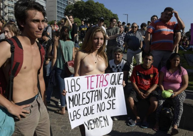 Аргентинки оголили грудь на митинге за право загорать топлес