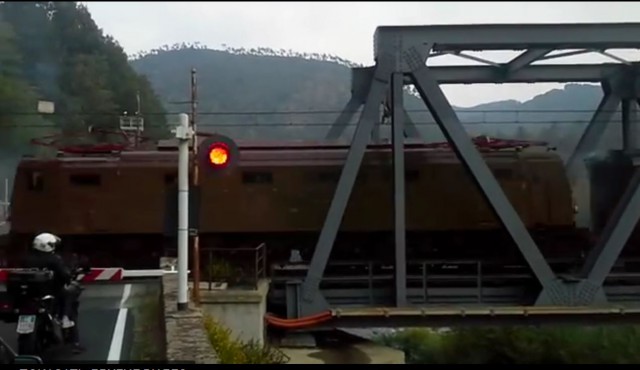 Паровоз выезжает из тоннеля