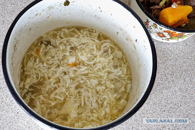 Щи с молодой капустой и консервированным горошком