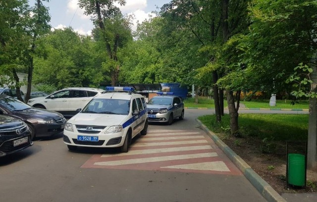 Неизвестный открыл стрельбу в жилом доме на улице Приорова на севере Москвы. Он закрылся в квартире с женщиной и двумя детьми