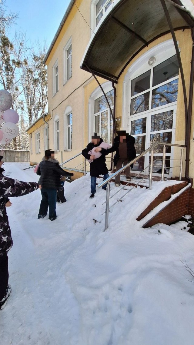«На выписку приходить с ватрушкой». Жители Калининграда пожаловались на «опасный» роддом, где крыльцо заметено снегом