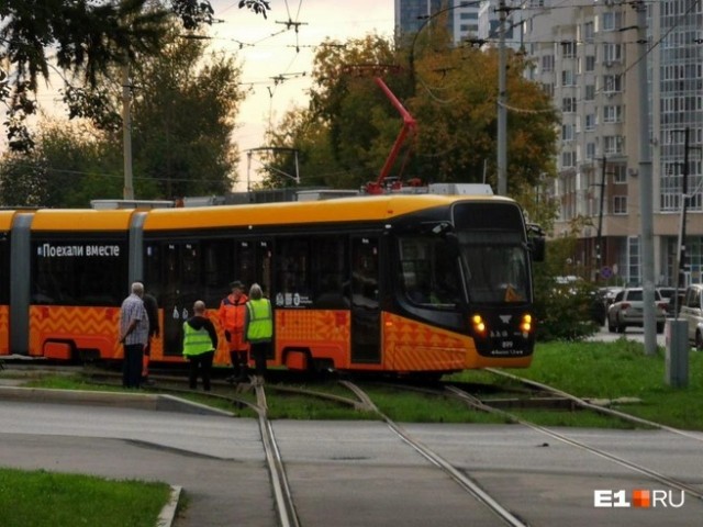 «Вагоны стоят уже больше часа». В Екатеринбурге сломался самый длинный трамвай в России