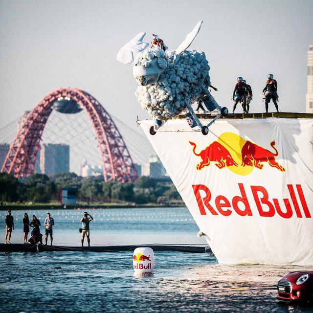 Red Bull Flugtag 2015: полет головы Михалкова