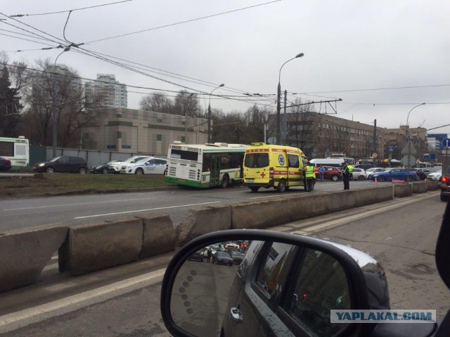 Автобус в Москве «собрал» восемь автомобилей, затем вылетел на встречную полосу и врезался в столб