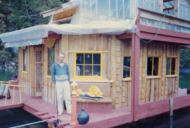 Семейная пара из Канады построила плавучий дом-остров весом в 500 тонн