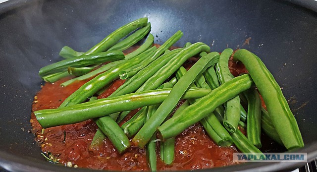 Курица с кленовым сиропом и стручковая фасоль в томате
