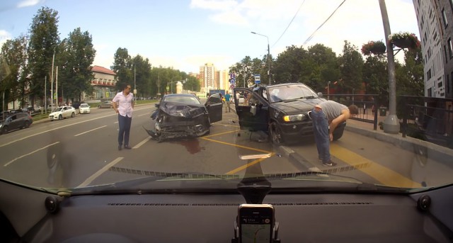 В Новой Москве BMW Х5 выехал на встречку, столкнулся с автомобилем Lexus и вылетел на тротуар, где стояли люди