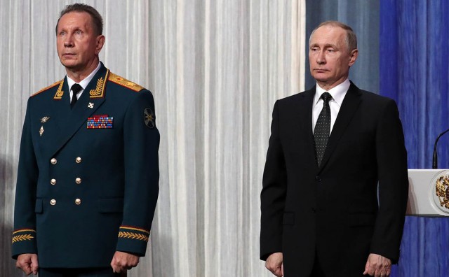 Путин, Ельцин и вор в законе. Как глава Росгвардии Виктор Золотов попал на фото с такими разными людьми
