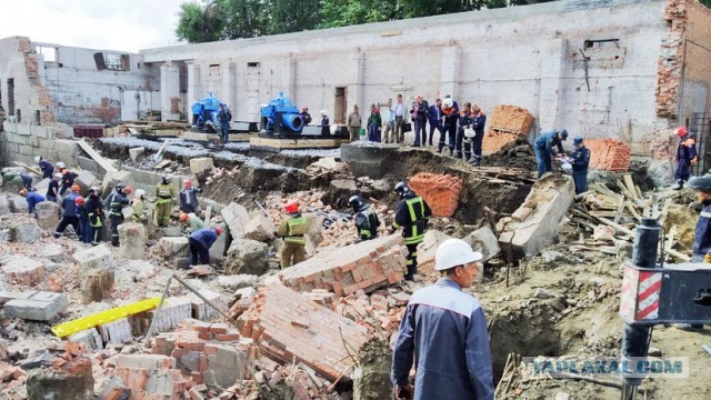 В Новосибирске обрушилась стена дома. Под завалами могут быть 12 человек