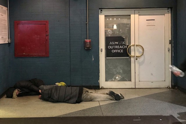 Толпы бездомных, которые мешают пассажирам в метро и на вокзалах Нью-Йорка